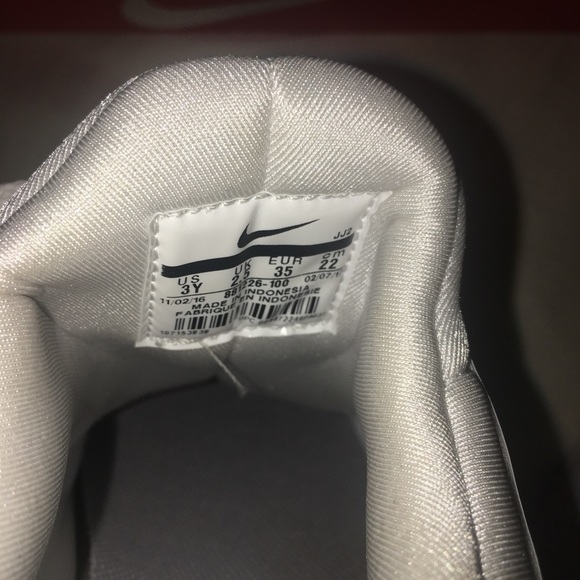 Nike - Picture 4 of 4